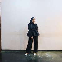 Fitrop juga tak mau ketinggalan tren bros yang sedang hits di kalangan hijabers. Saat ia memakai blouse polos, sebuah bros Chanel yang sedang hits mempermanis penampilannya. Foto: Instagram/fitrop