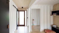 Rumah ini menggunakan pintu geser. Istimewa/Simon Whitbread/Inhabitat.