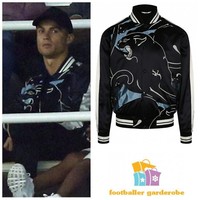 Cristiano Ronaldo yang sudah lima kali terpilih sebagai pemain sepakbola terbaik dunia ini tampil dengan jaket bomber Valentino. Jaket hitam dengan gambar black panther ini harganya mencapai US$ 2.495 atau sekitar Rp 35,8 juta. Foto: Instagram/footballergarderobe