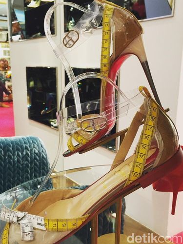 Kamu Nggak akan Nyangka, Sepatu Cantik Ini Dibuat dari Kantong Kertas Bekas