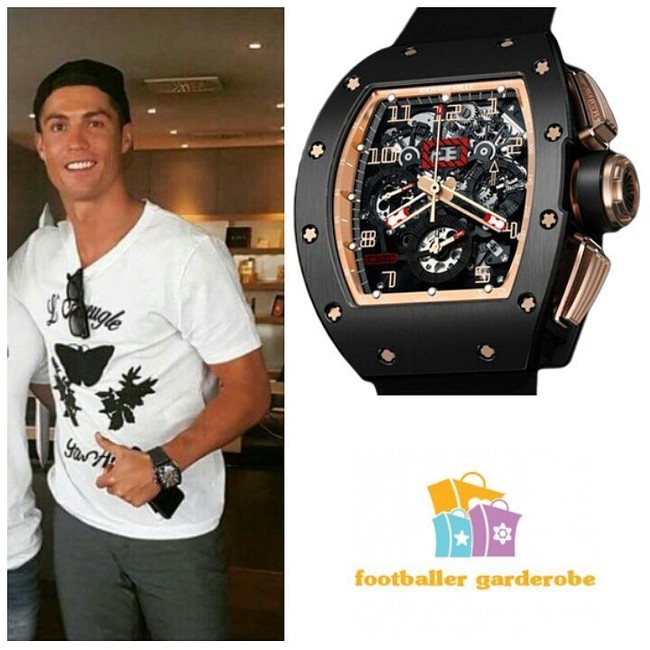 Cristiano Ronaldo yang dibeli Juventus dari Real Madrid dengan harga mencapai 100 juta Euro atau sekitar Rp 1,7 triliun bergaya ke kamera dengan mengacungkan jempolnya. Tampak di tangannya sebuah jam tangan hitam dengan detail keemasan. Jam tangan yang dipakainya ini merupakan keluaran Richard Mille seri RM011 Felipe Massa Flyback Chronograph Black Kite. Harga jam tangan Ronaldo ini mencapai US$ 100 ribu atau sekitar Rp 1,4 miliar. Foto: Instagram/footballergarderobe