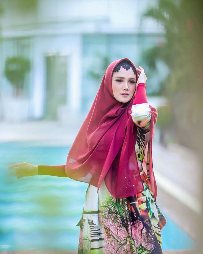 Penampilan Mulan sekarang memang sangat berbeda dengan awal kemunculannya di dunia hiburan. Dulu ia lekat dengan image seksi, sekarang ia sering tampil syari. Foto: @djagungw / Instagram @mulanjameela1