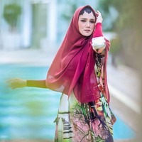 Penampilan Mulan sekarang memang sangat berbeda dengan awal kemunculannya di dunia hiburan. Dulu ia lekat dengan image seksi, sekarang ia sering tampil syari. Foto: @djagungw / Instagram @mulanjameela1