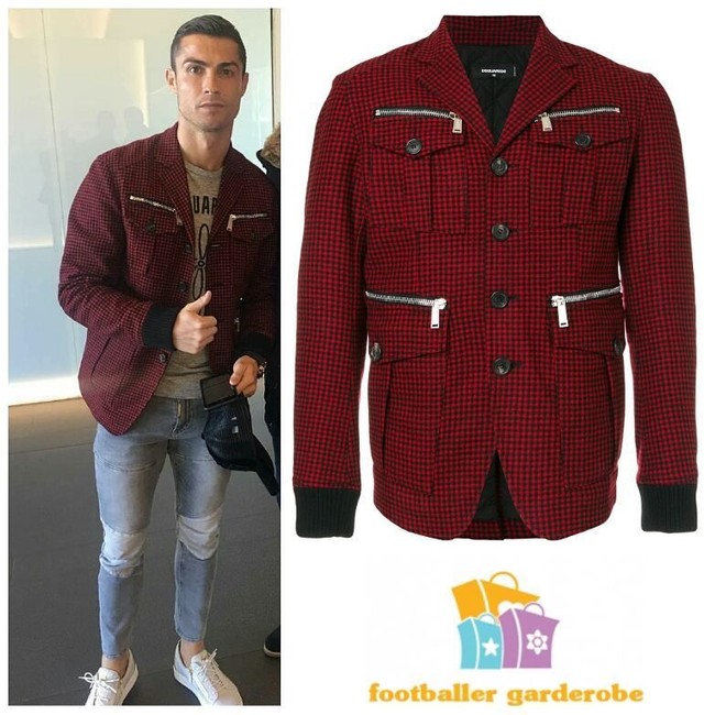 Cristiano Ronaldo bergaya memakai jaket merah kotak-kotak. Jaket yang dipakai pemain bola 33 tahun itu keluaran brand Dsquared2 seharga US$ 1.099 atau sekitar Rp 15,8 juta. Foto: Instagram/footballergarderobe