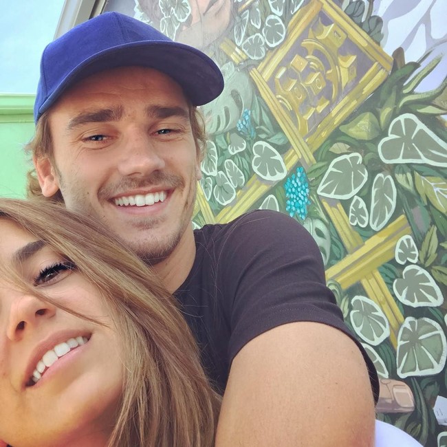 Dalam buku autobiografinya, Griezmann mengungkapkan dirinya lah yang mendekati Erika dengan gencar hingga akhirnya wanita cantik itu mau berkencan dengannya. “Selama 1,5 tahun aku mengirimkannya pesan, mencoba merayunya. Kami mulai bersama sejak 27 Desember 2011,” ungkap pesepakbola 27 tahun itu. (Foto: Instagram)