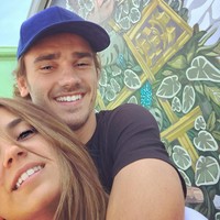 Dalam buku autobiografinya, Griezmann mengungkapkan dirinya lah yang mendekati Erika dengan gencar hingga akhirnya wanita cantik itu mau berkencan dengannya. “Selama 1,5 tahun aku mengirimkannya pesan, mencoba merayunya. Kami mulai bersama sejak 27 Desember 2011,” ungkap pesepakbola 27 tahun itu. (Foto: Instagram)