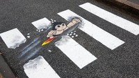 Bahkan ada Astro Boy di tengah jalan ini. Istimewa/Boredpanda/Instagram/Oakoak Street Art.