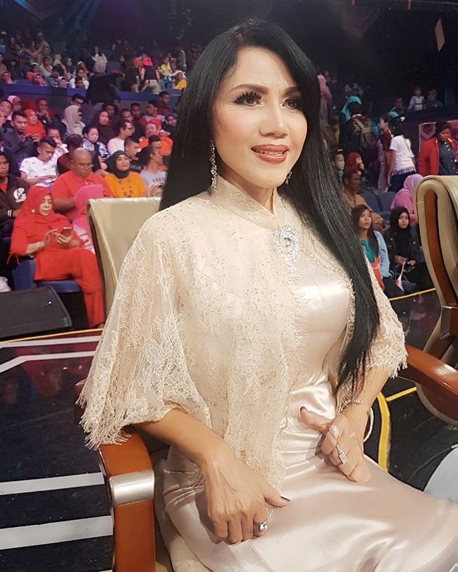 Kini, Rita pun masih disibukkan dengan sederet aktivitasnya di industri musik dangdut. Foto: dok. Instagram @ritsu1909