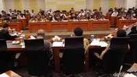 Rapat yang diagendakan pukul 10.00 WIB ini membahas pembicaraan pendahuluan RAPBN tahun anggaran 2019 dan RKP Tahun 2019 dengan penyampaian dan pengesahan laporan panja-panja.
