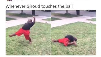 Bukan cuma di depan gawang, malah tiap pegang bola Giroud begini. Foto: Istimewa