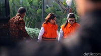 Rooslynda Marpaung dan Rinawati Sianturi tiba di gedung KPK, Rabu (11/7/2018).