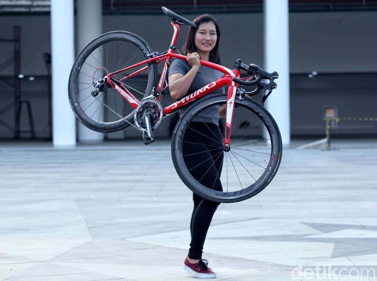 Aksi Crismonita Gotong Sepeda