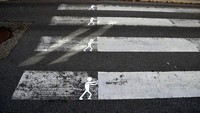 Zebra cross ini tampak menarik seolah-olah ada yang mendorongnya. Istimewa/Boredpanda/Instagram/Oakoak Street Art.