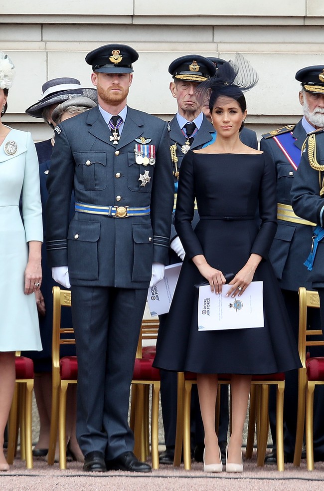 Meghan memilih gaun hitam pendek dengan siluet A-line ketika mendampingi Pangeran Harry. Foto: Dok. Getty Images