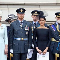 Meghan memilih gaun hitam pendek dengan siluet A-line ketika mendampingi Pangeran Harry. Foto: Dok. Getty Images