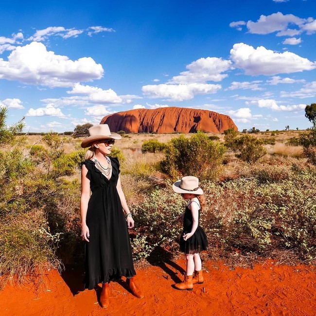 Ini terjadi hampir tak sengaja. Awalnya kami memutuskan untuk melakukan foto Natal pertama oleh salah satu teman dekatku, Mark Morffew. Aku harus memikirkan busana yang terkordinasi dan memutuskan untuk memakai dress hitam serasi untuk kami berdua, kata Jo dilansir Dailymail. Foto: Instagram @byjowalker