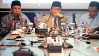 Diskusi tersebut membahas berbagai hal dalam bidang ekonomi Indonesia.