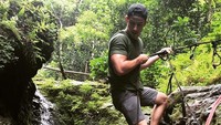 Berikutnya adalah penyanyi Nick Jonas. Ia terlihat tengah melewati bebatuan dengan bantuan seuntai tali. Foto: Instagram/nickjonas
