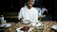 Menikmati sate kempleng di Ungaran, Kabupaten Semarang, Ganjar terlihat asyik banget menyantap makan malamnya. Sluuuurp! Ia terlihat juga sedang menikmati semangkuk sop hangat. Foto: instagram @ganjar_pranowo