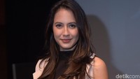Pevita Pearce punya banyak kegiatan untuk membuatnya tetap aktif bergerak misalnya boxing, renang, pilates, memanah, atau acro yoga. Kalau lagi liburan, ia beberapa kali mengunggah foto sedang snorkeling.  (Foto: Noel/detikHOT)