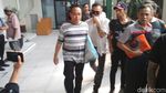 Hadiri Sidang, Tio Pakusadewo Kok Mukanya Ditutup?