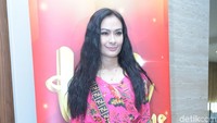 Duh awet muda banget sih Iis Dahlia! Foto: Pool/Noel/detikHOT