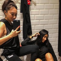 Bagi sang ibu, Gayanti Hutami yang kini telah beranjak dewasa bisa menjadi teman ‘bermain’. Termasuk untuk urusan olahraga. Aya pun tampil kompak dengan sang ibu memakai busana serba hitam dari brand Puma saat mereka berolahraga. Foto: Instagram tatacahyani