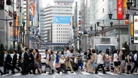 Tak jauh berbeda dengan New York. Tokyo juga menjadi kota paling sibuk yang ada di dunia. Selalu dipadati oleh para pekerja dan wisatawan, berbagai kegiatan ekonomi di Tokyo tak akan pernah padam dan selalu menarik minat masyarakat untuk datang bekerja atau sekadar berlibur. Kiyoshi Ota/Getty Images.