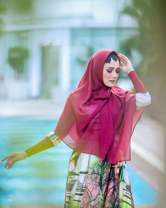 Setelah berhijab, gaya Mulan Jameela tak lepas dari sorotan. Pelantun lagu ‘Cinta Mati III’ itu baru-baru ini sering tampil memakai ciput renda berbentuk unik. Foto: Agung Wibowo