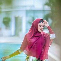 Setelah berhijab, gaya Mulan Jameela tak lepas dari sorotan. Pelantun lagu ‘Cinta Mati III’ itu baru-baru ini sering tampil memakai ciput renda berbentuk unik. Foto: Agung Wibowo