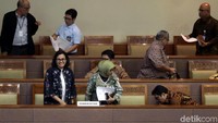 Sri Mulyani turut hadir dalam sidang paripurna tersebut.