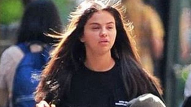 Justin-Hailey Resmi Tunangan, Selena Gomez Kepergok Bermata Sembab