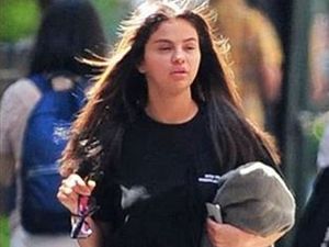 Penampilan Selena Gomez dengan Mata Sembab dan Baju Hitam