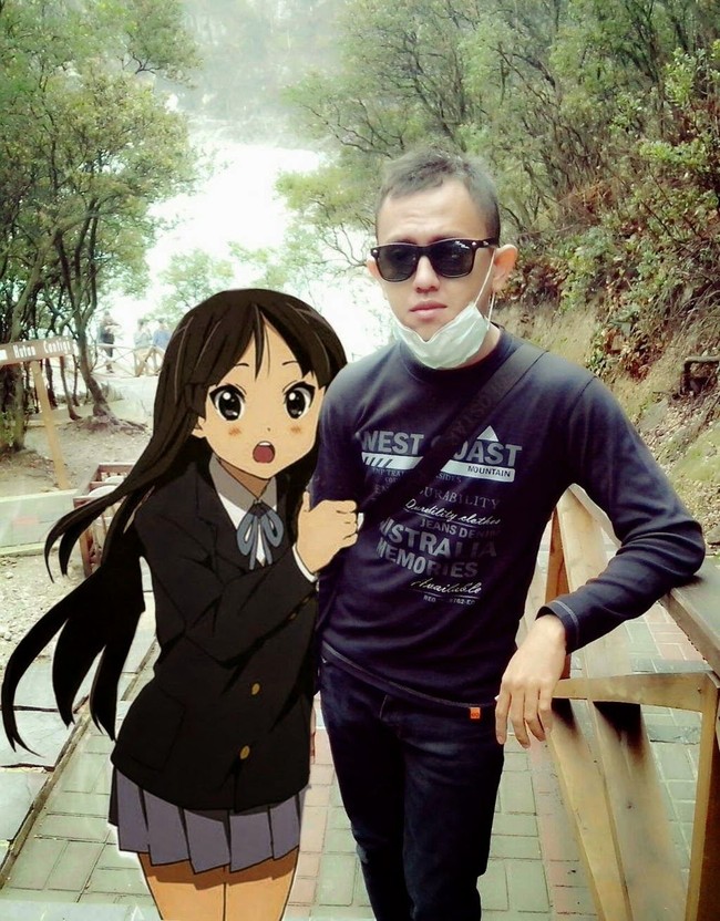 Ajak pacar animenya jalan-jalan menikmati keindahan pemandangan alam. Foto: Istimewa