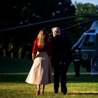 Turut menyempurnakan gayanya, sepasang heels coklat bersol merah nan ikonis yang bukan lain adalah keluaran label Christian Louboutin. (Foto: Getty Images)