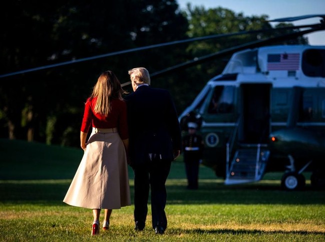 Turut menyempurnakan gayanya, sepasang heels coklat bersol merah nan ikonis yang bukan lain adalah keluaran label Christian Louboutin. (Foto: Getty Images)