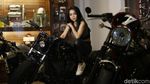 Pose Manja Marcella di Atas Motor Gede