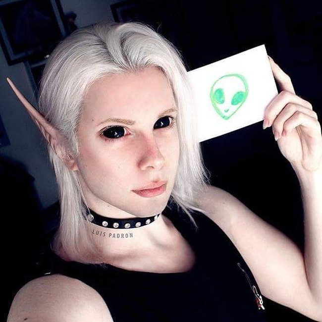 Aku secara spesifik memfokuskan transformasiku pada peri luar angkasa. Mereka adalah pejuang cinta dan cahaya dan mereka melindungi bumi dari alien jahat dan hal-hal seperti itu, katanya dalam acara Botched. Foto: Instagram @luispadron.elf