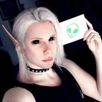 Aku secara spesifik memfokuskan transformasiku pada peri luar angkasa. Mereka adalah pejuang cinta dan cahaya dan mereka melindungi bumi dari alien jahat dan hal-hal seperti itu, katanya dalam acara Botched. Foto: Instagram @luispadron.elf