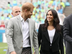 Pakai Sepatu Bolong ke Pernikahan Teman, Pangeran Harry Curi Perhatian