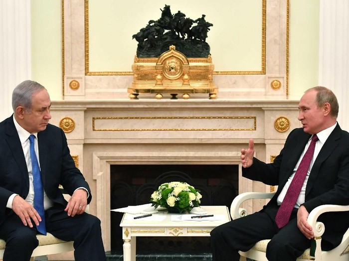 Russian President Vladimir Putin speaks with Israeli Prime Minister Benjamin Netanyahu during their meeting at the Kremlin in Moscow, Russia July 11, 2018. Yuri Kadobnov/Pool via REUTERS