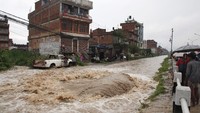 Arus deras membanjiri jalan-jalan di kota Bhaktapur, Nepal, Kamis (12/7/2018) waktu setempat. Navesh Chitrakar/Reuters.