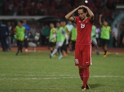 Pesepak bola Indonesia U19 Hanis Saghara Putra memegang kepalanya ketika gagal memasukan bola ke gawang Timnas Malaysia U19 saat adu pinalti dalam laga semi final Piala AFF U19 di Gelora Delta Sidoarjo, Sidoarjo, Jawa Timur, Kamis (12/7). ANTARA FOTO/Zabur Karuru.