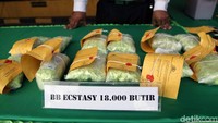Barang bukti narkoba jenis ekstasi yang diamankan pihak kepolisian sebanyak 18.000 butir.