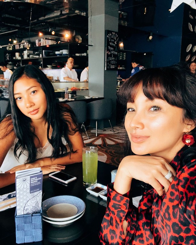 Gayanti dan ibunya, Tata Cahyani, kerap disebut bagaikan kakak dan adik. Sama-sama cantik. Foto: Instagram tatacahyani