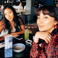 Gayanti dan ibunya, Tata Cahyani, kerap disebut bagaikan kakak dan adik. Sama-sama cantik. Foto: Instagram tatacahyani