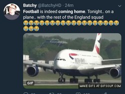Sebelumnya Inggris menggemakan slogan Its Coming Home untuk menjuarai Piala Dunia 2018. Inggris justru malah pulang betulan dari Rusia. Tuh pesawatnya sudah menunggu. (Foto: Twitter @BatchyHD)