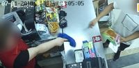 Kocak! Rampok Bersenjata Ini Kabur Karena Dibentak Kasir Mini Market