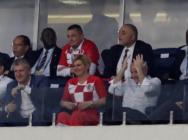 Tapi kemudian sejumlah media dan situs berita mengonfirmasi bahwa sosok wanita berpakaian transparan tersebut bukanlah Kolinda. Melainkan Diamond Foxxx, seorang bintang porno yang berusia lima tahun lebih muda darinya. Foto: Reuters