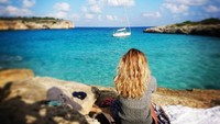 Jatuh cinta dengan Spanyol, Sara seringkali menikmati keindahan pantainya. Ini Sara waktu di Cala Varques (johsara/Instagram)